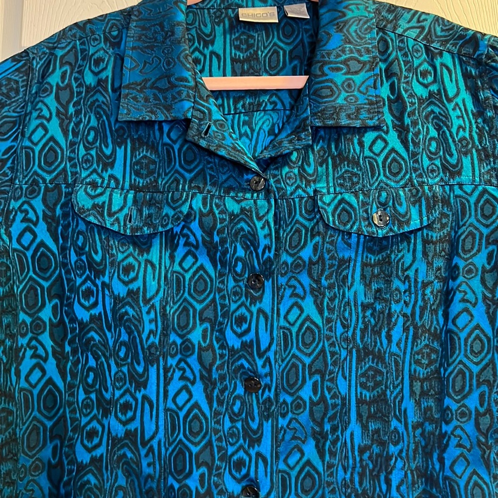 Super Pretty Chico Button Down W/Front Pockets Bl… - image 1